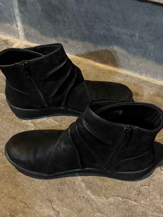 Clarks Cloudsteppers Women’s 7 Black Ankle Boots Soft Cushion Zip Comfort Shoes - Picture 2 of 13